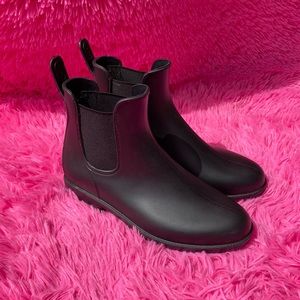 Black stretch gore pull tab slip on round toe booties size EU 38 US 8